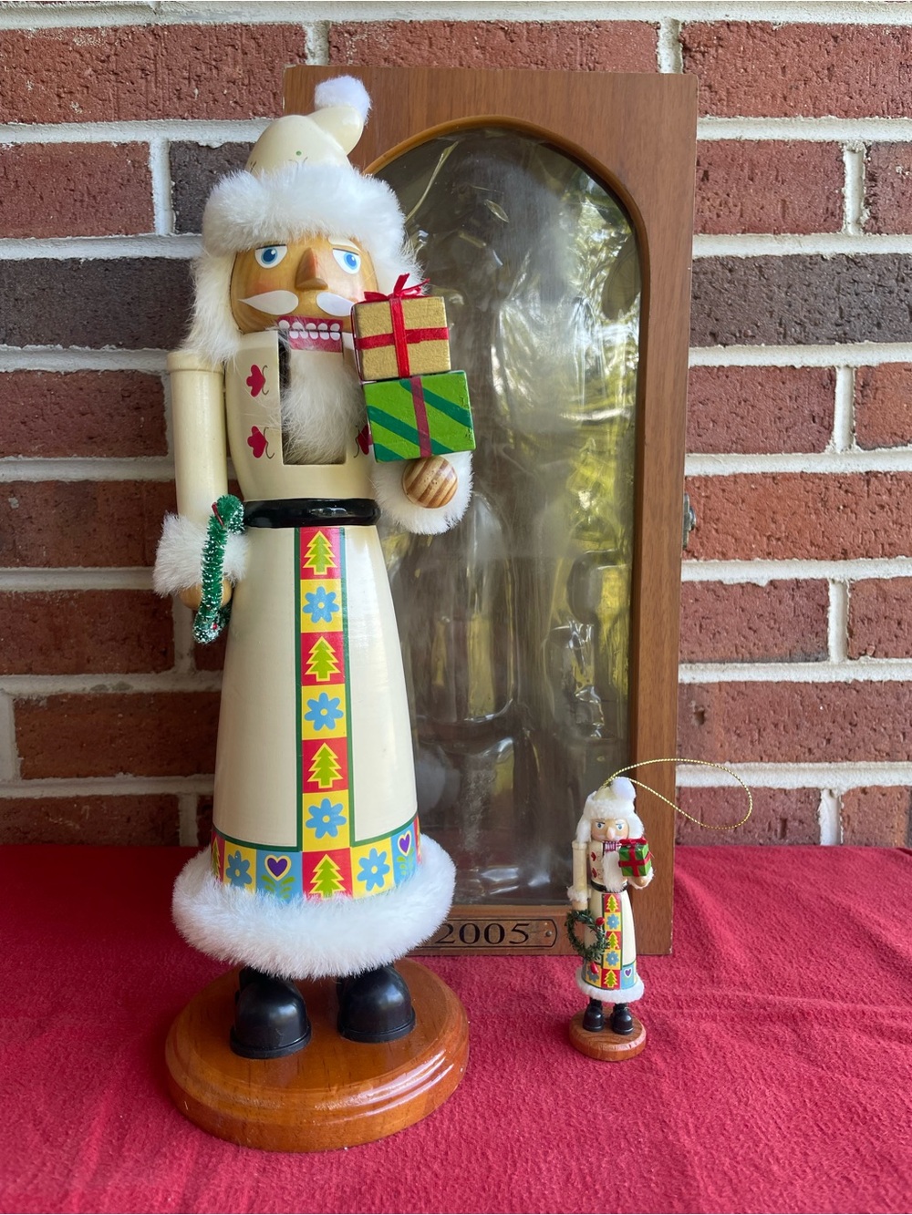 Vintage 2005 Wooden 14" White Santa Claus Nutcracker & Ornament Set With Case